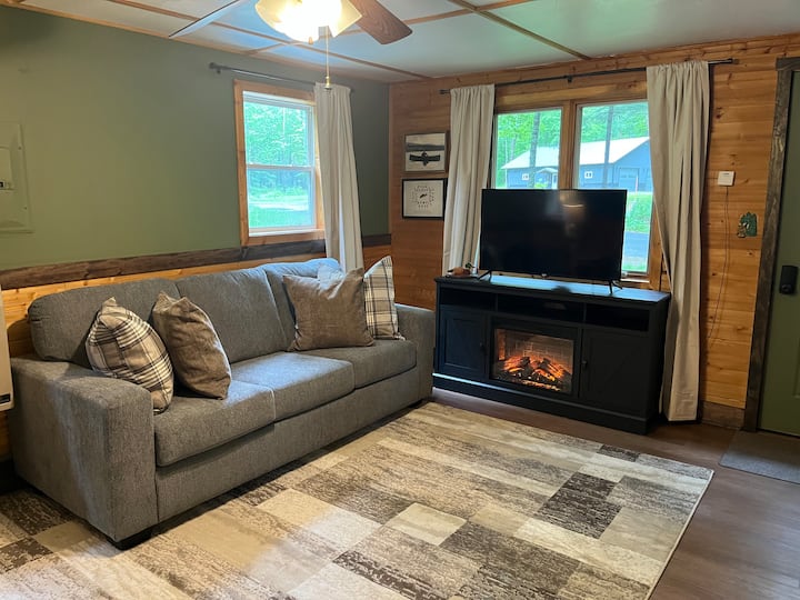 Bračni krevet na razvlačenje u glavnom dnevnom boravku. Električni kamin i TV u kojima možete uživati. Na stalku za televizor možete pronaći nekoliko društvenih igara i slagalica. 