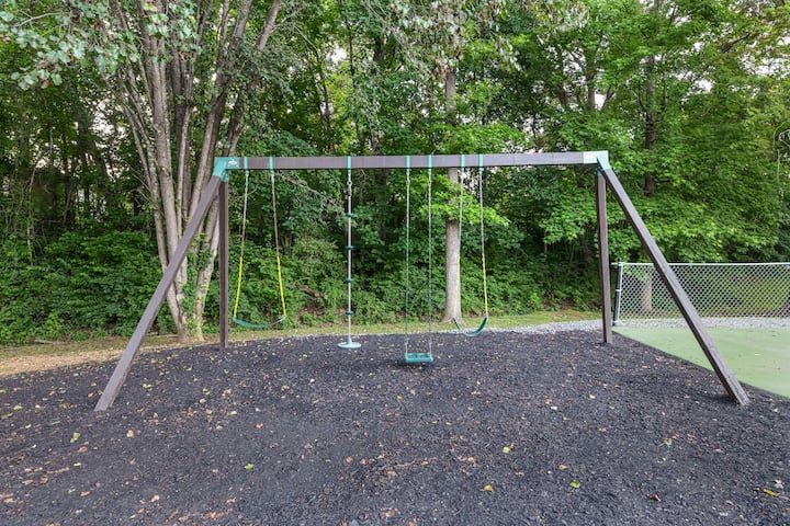 Spacious Cabin | Pickleball Court | Family Fun!