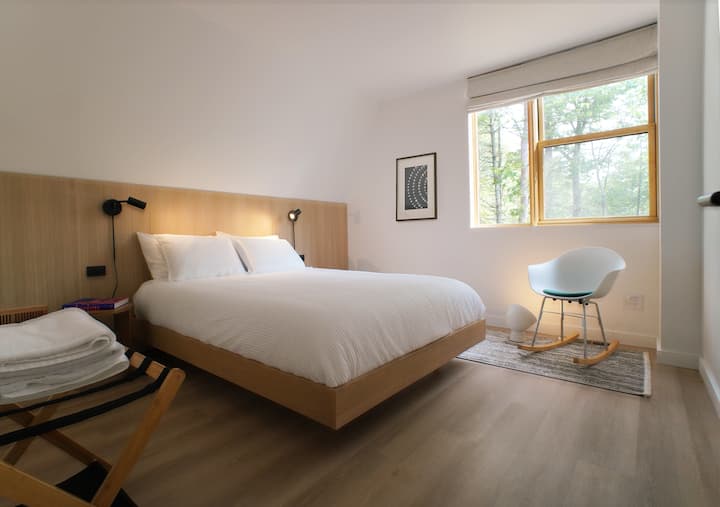 2. makuuhuone queen-vuoteella 