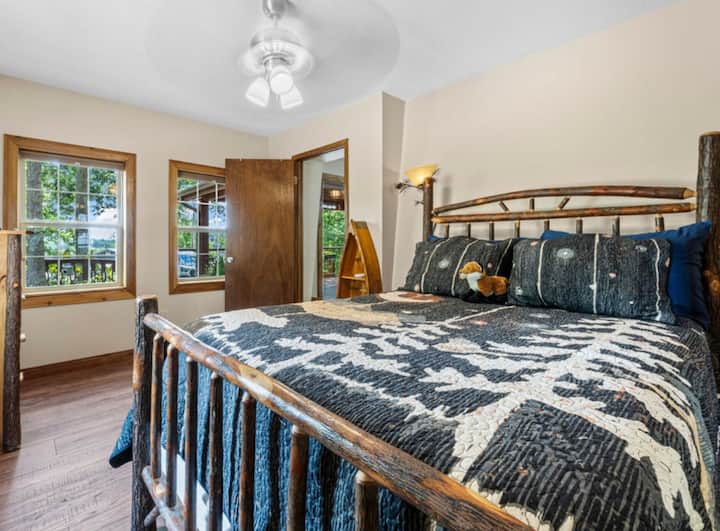 Ეს საძინებელი ძირითად დონეზეა. Ნავიგაციისთვის საფეხურები არ არის. Საწოლი სრული ზომით. აქვს კარადა და კომოდი.