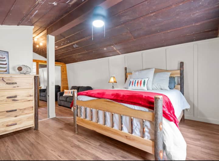 Ლოფტში დიდი საძინებელი გამოირჩევა ლამაზი ორადგილიანი საწოლით ცალკე მოსასვენებელი სივრცით. Აქვს საკმარისი სივრცე კარადაში და კომოდი. Ამ ოთახს აქვს ფანჯრის კონდიციონერი დამატებითი გაგრილებისთვის, საჭიროებისამებრ. Ლამაზი ტბა და მთის ხედები დიდი ფანჯრებიდან. ცალკე სააბაზანო