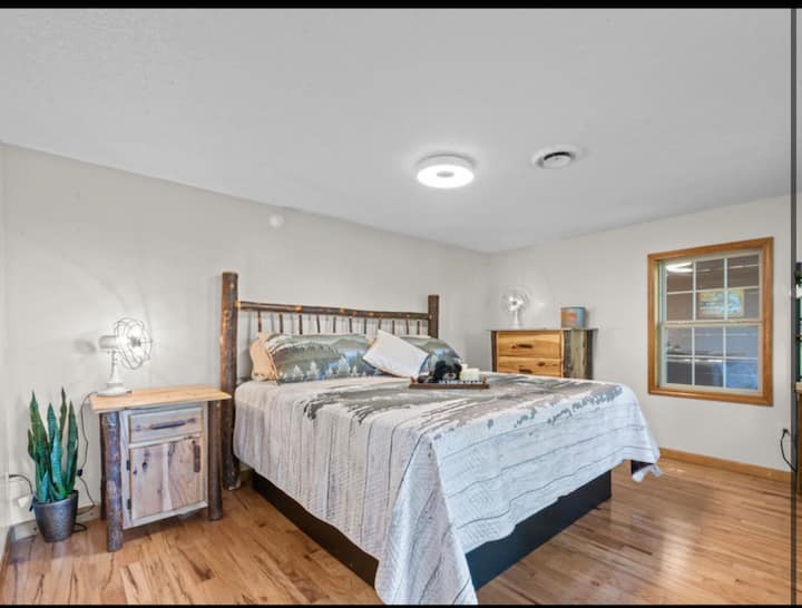 Ქვედა დონის საძინებელში არის დიდი ზომის საწოლი. Ფართო ოთახი ცალკე ვერანდით. Ამ ოთახიდან იშლება მზის ჩასვლის ულამაზესი ხედები, სველი ბარი, ცალკე სააბაზანო