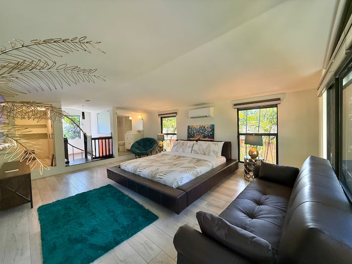 Hlavná spálňa, dom na strome ako LOFT, gauč, veľké okná, 65-palcová Smart-HDTV, kúpeľňa, špirálové schody, pokojné