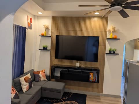 2-Bedroom Apartment Minutes from Stadium and Town