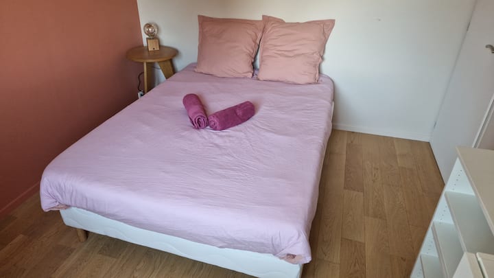 Krevat 140x200
Dhomë lart