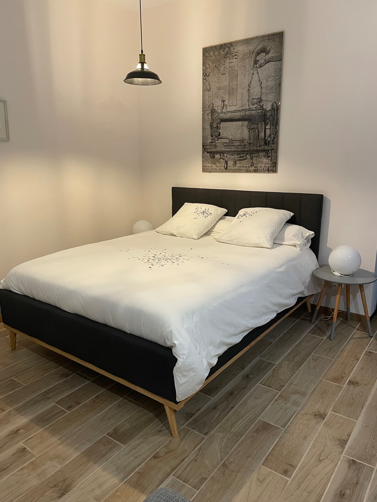 Posteľ 160 s novou posteľnou bielizňou. Posteľná bielizeň je k dispozícii a posteľ je ustlaná pri vašom príchode.