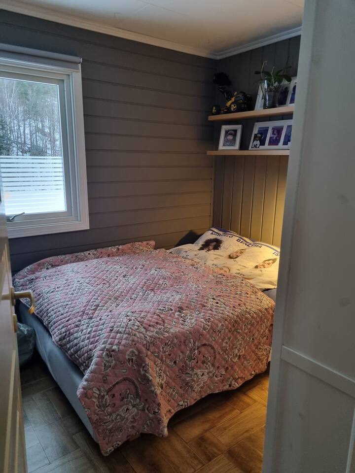 Cama de 150 cm, dormitorio junto a la sala de estar.