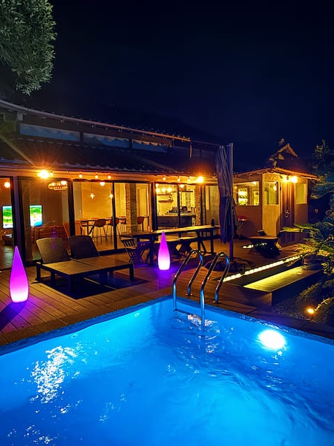 IGUANA VILLA with heated pool! Luxury private villa with sauna, BBQ, and hot tub, 30 seconds to the 