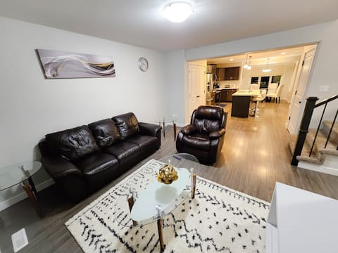 Top performing Airbnb: Comfy Home in Harbour Landing, Regina. in Harbour Landing