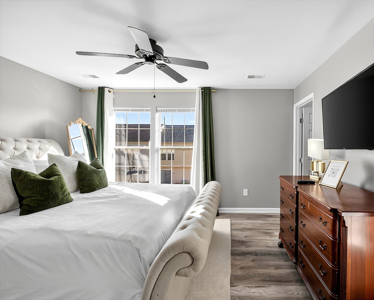 سرير بحجم كينج في غرفة النوم الرئيسية المريحة للغاية مع خزانة ملابس كبيرة وتلفزيون وخزائن ملابس ومروحة سقف