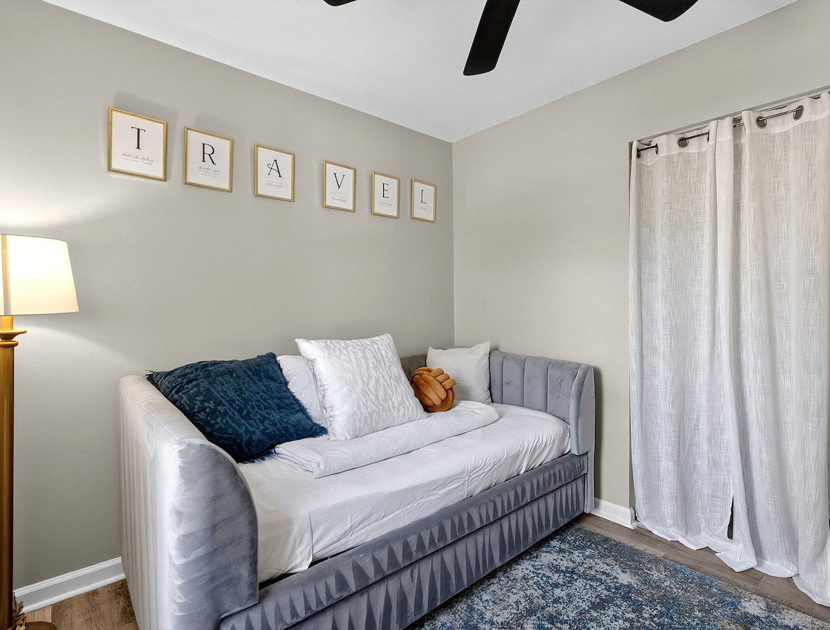 سرير متحرك في غرفة النوم الثانية