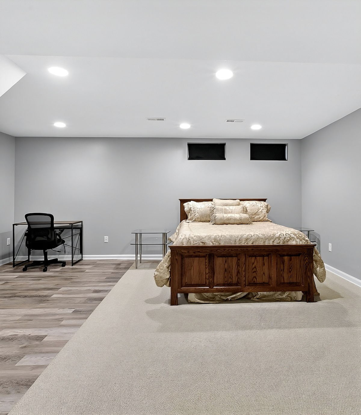 غرفة نوم رابعة بسرير كوين ومكتب وكرسي وحمام كامل مخصص في الطابق السفلي من المنزل