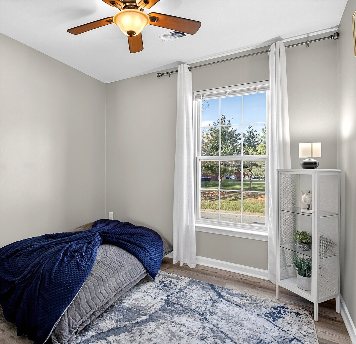 غرفة نوم ثالثة بسرير أرضي مريح وضوء النهار الرائع عند الرغبة