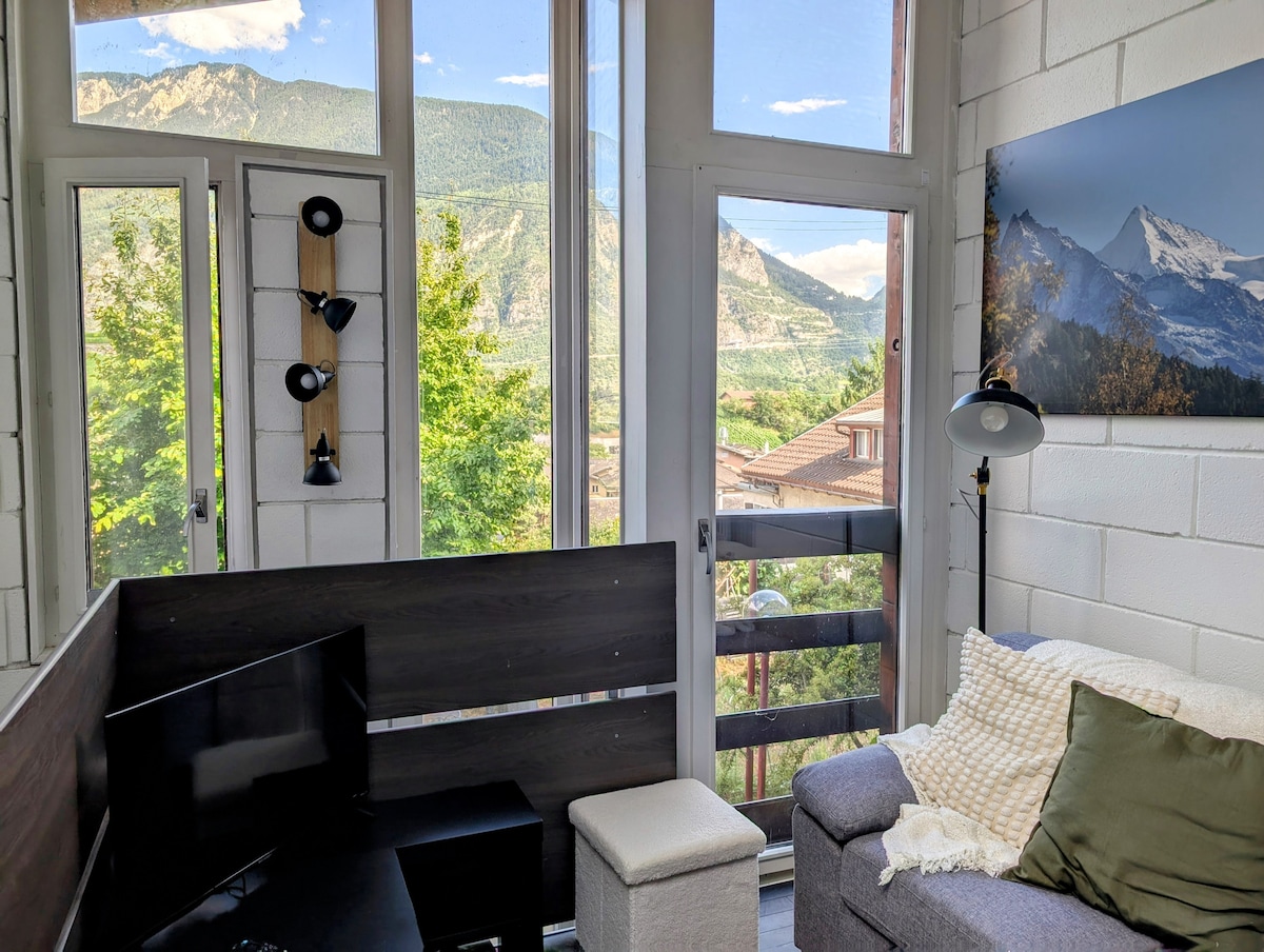 Popular Airbnb listing: Cozy Tiny House with garden, close to the center in Valais/Wallis