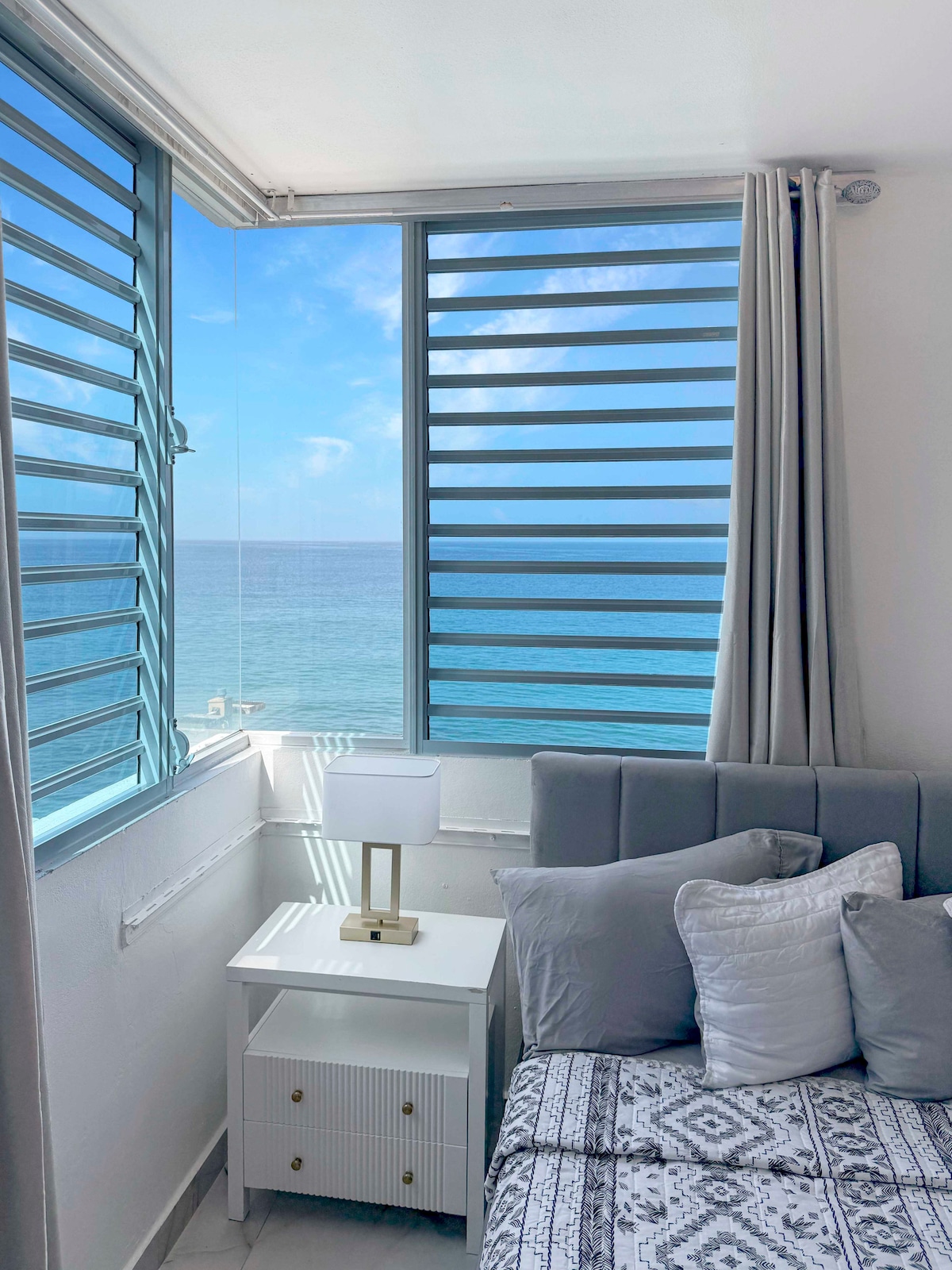 მთავარი საძინებელი 150‑179 სმ‑იანი საწოლითა და ხედით წყალზე 