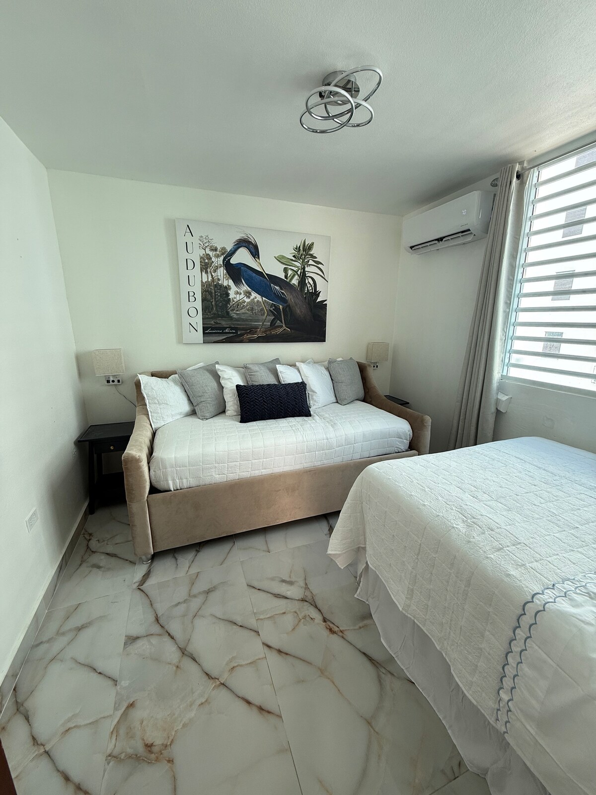 მე-2 საძინებელი სრული და ორადგილიანი საწოლით 