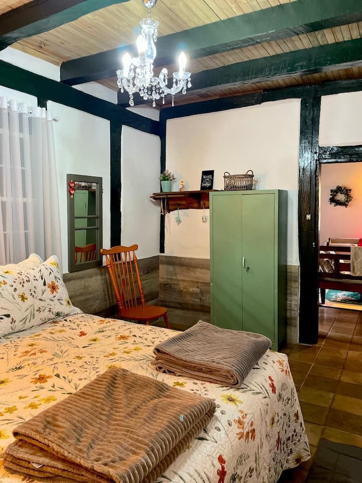 Მყუდრო პირველი სართულის ოთახი, ორადგილიანი საწოლით და სახლის საერთო სივრცეებზე მარტივი წვდომით. Იდეალურია მათთვის, ვისაც კომფორტი და პრაქტიკულობა სურს. Ჰაეროვანი ოთახები სოფლის და მომხიბლავი დეკორით, იდეალურია დასასვენებლად ქალაქგარეთ ბუნებისა და სიმშვიდის ფონზე