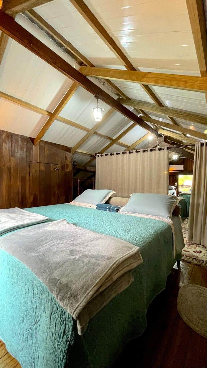 Საძინებელში, რომელიც სახლის მეორე სართულზე მდებარეობს, კომფორტული ორადგილიანი საწოლი და მშვიდი გარემოა. Ფანჯარა საშუალებას გაძლევთ, დატკბეთ ქალაქგარეთ, გადაჰყურებს გზას და ნაკადულის გლუვი ხმით, რომელიც იდეალურია მათთვის, ვისაც დასვენება და სიმყუდროვე სურს.