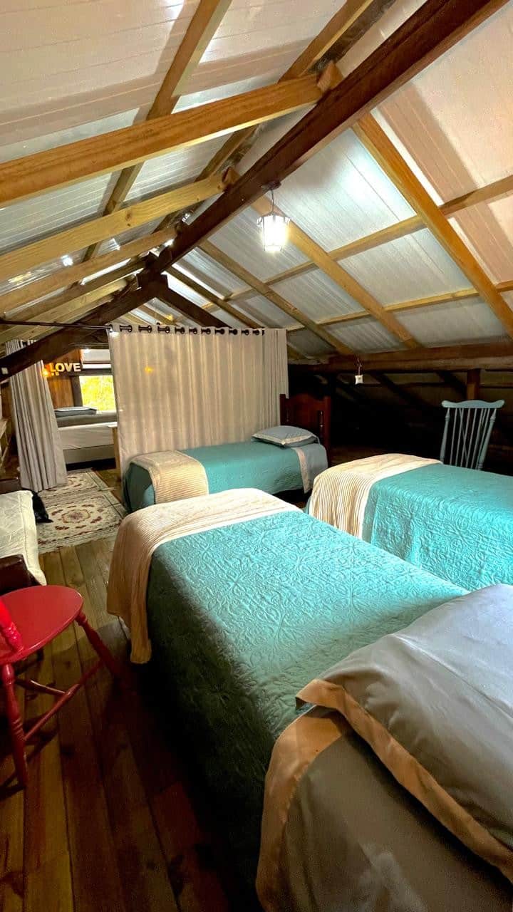 Ფართო და იდეალურია ოჯახებისთვის ან ჯგუფებისთვის, მე-3 ოთახი არის მეორე სართულზე და აქვს სამი ტყუპი საწოლი. Კარგად განათებული ოთახები, მშვიდი გარემო და ბუნების ხედები ამ საცხოვრებელს იდეალურს ხდის დასვენებისა და თანაცხოვრების მომენტებისთვის.