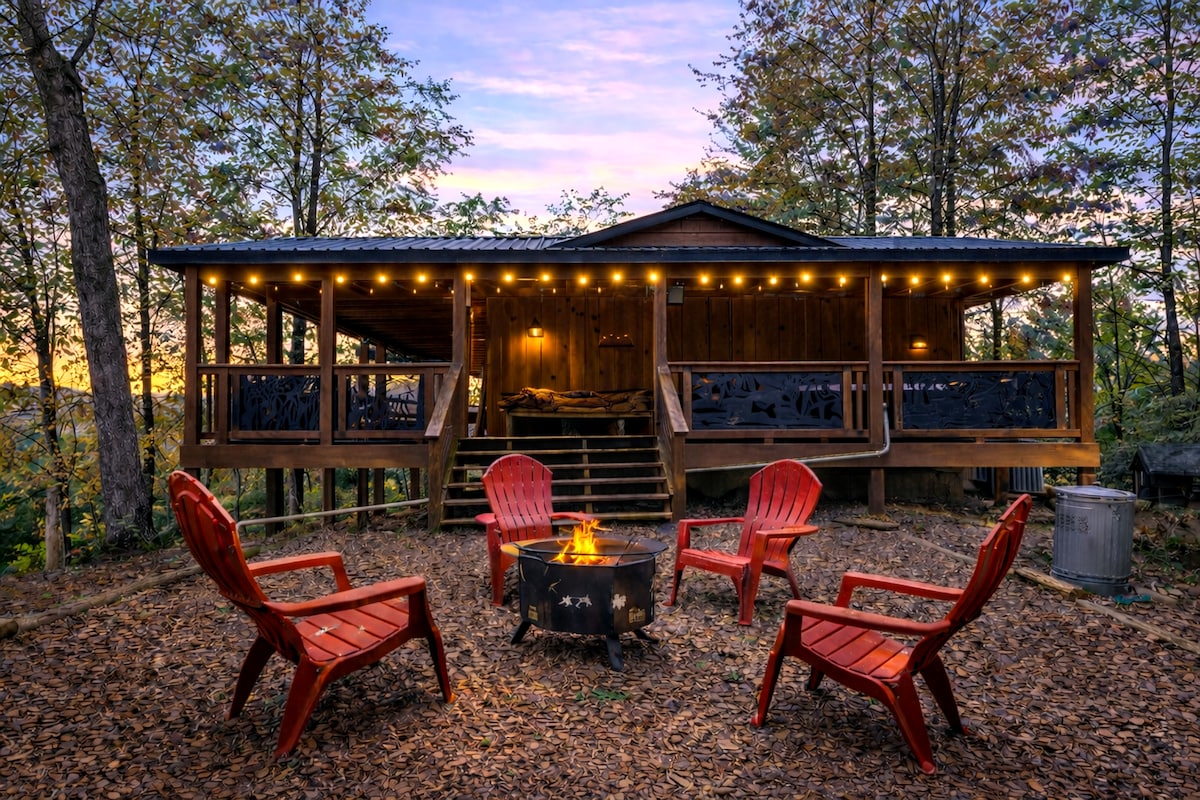 Popular Airbnb listing: Views! Hot Tub, King Bed, Secluded | Morning Glory in Cosby