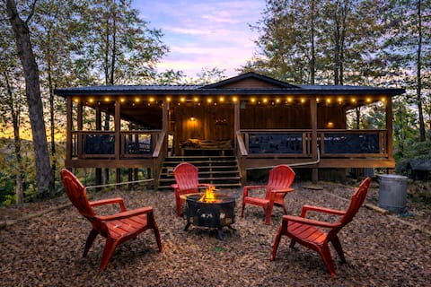 Popular Airbnb listing: Views! Hot Tub, King Bed, Secluded | Morning Glory in Cosby