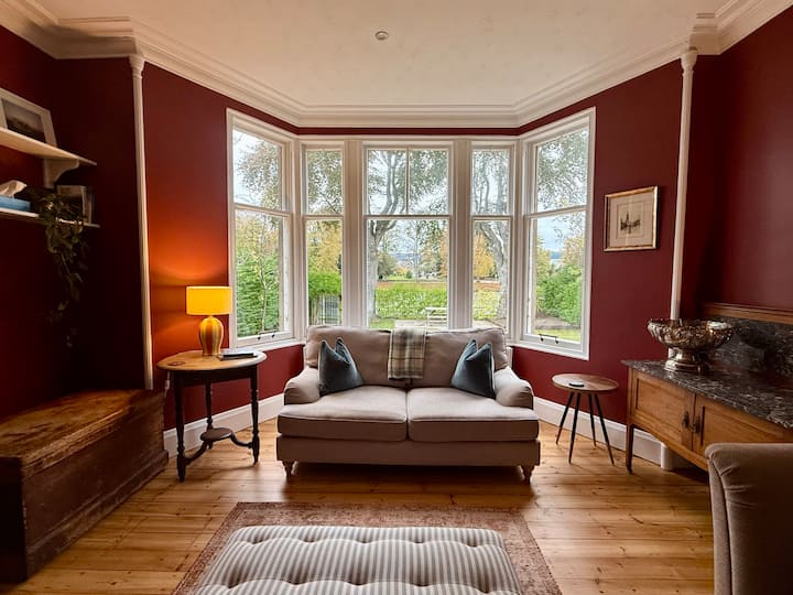 Ladies Waik • Exclusive Riverfront City Home - Inverness