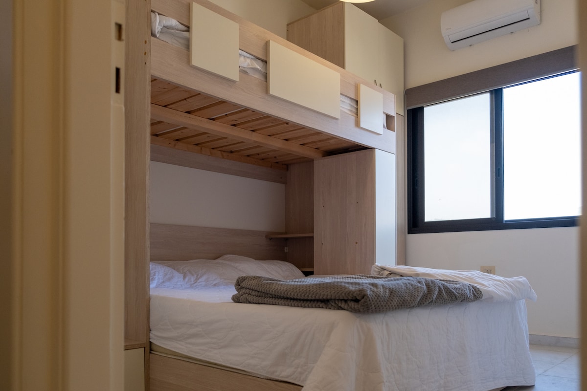 2 სტუმარს შეეძლო ქვედა ორსართულიან საწოლზე დაძინება, 1 სტუმარს კი - ზედა ორსართულიან საწოლზე. 