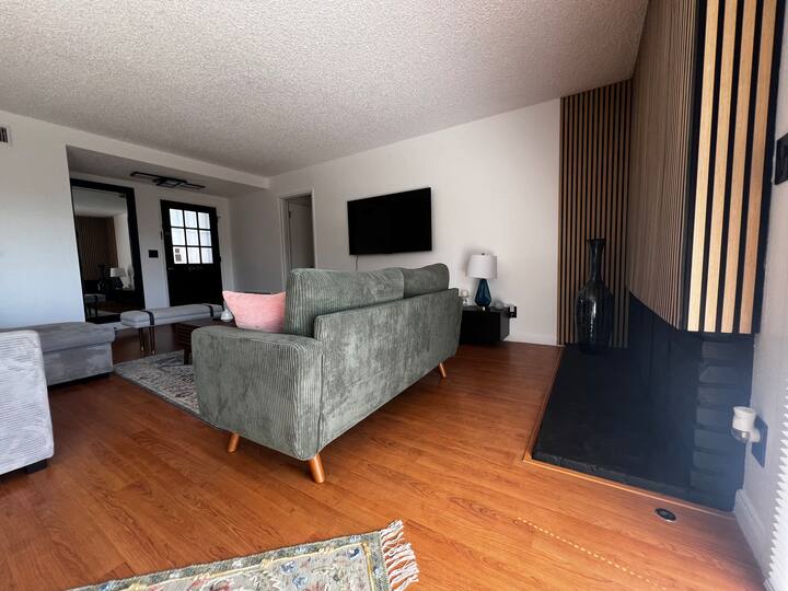 Modern Furnished Home, Top Spot - Calabasas, CA