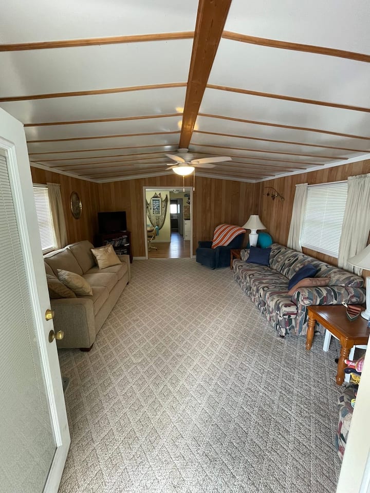 Memaw’s Floating Cabin - New Tazewell, TN