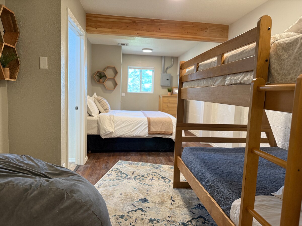 卧室# 5 
标准双人床加一张上下铺，下铺为全尺寸床，上铺为单人床。