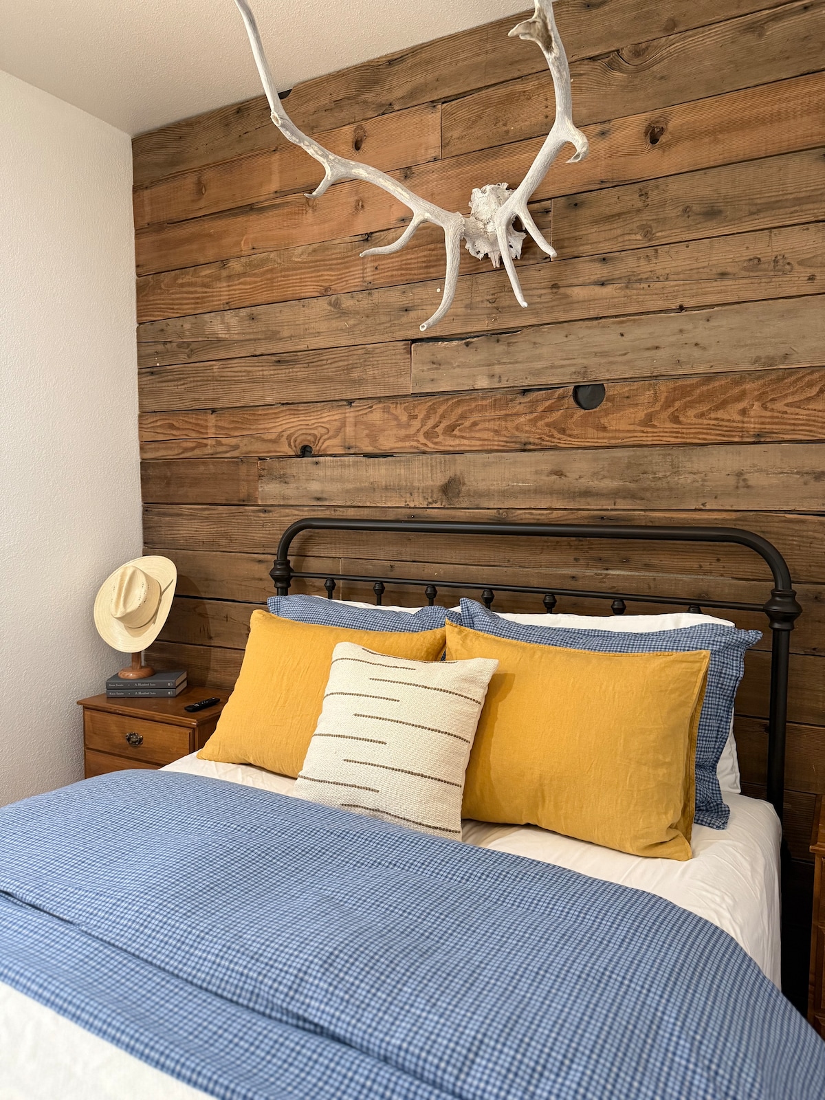 卧室配有电视，位于主楼层。