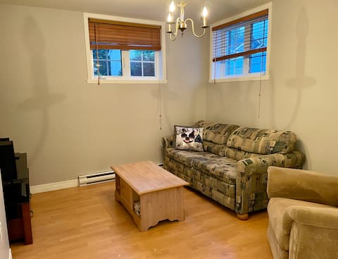Successful Airbnb property: 3 1/2-quiet area-3 adults or 2 adults/2 children in La Haute Saint Charles