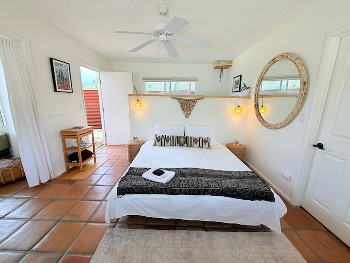 Queen or 2 twin size beds.