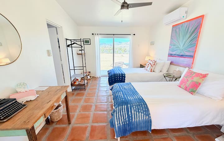 Agave bedroom located in the pool house.  2 twins or 1 king bed upon request.