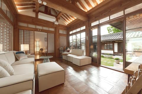 Seoul's largest entire hanok/Château Anguk