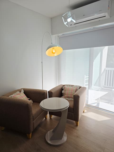 Airbnb con mejor rendimiento: Modern apartment with balcony, pool, 24-hour security en Comuna 1