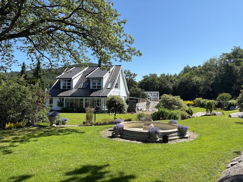 Pulpit Rock villa for 15 – hot tub, boat & fjord