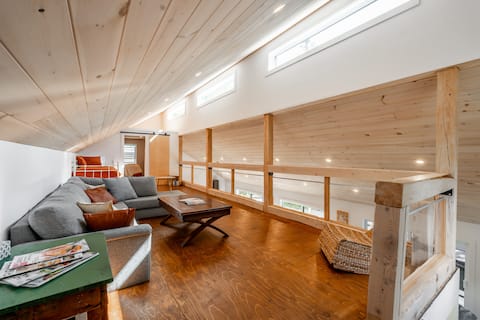 Popular Airbnb listing: Chalet Lunaris - Waterfront with Spa- Gameroom in Mandeville