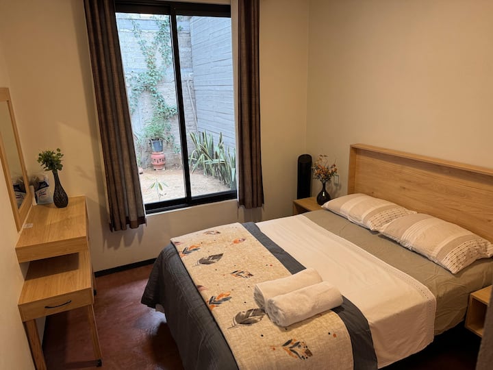 سرير مزدوج في غرفة النوم