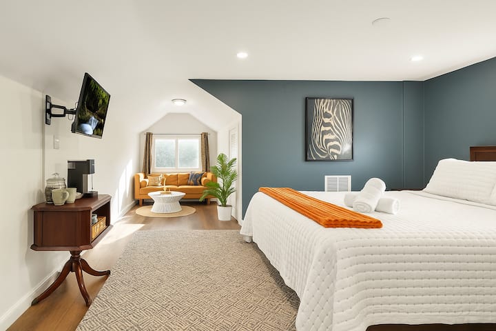 King Primary Bedroom er tilgængelig med muligheden for 4 soveværelser/3 badeværelser: Slap af i moderne komfort i dette stilfulde rum med elegant indretning, et Roku TV, dobbeltskabe og en behagelig læsekrog til langsomme morgener eller afslapning sent om aftenen.