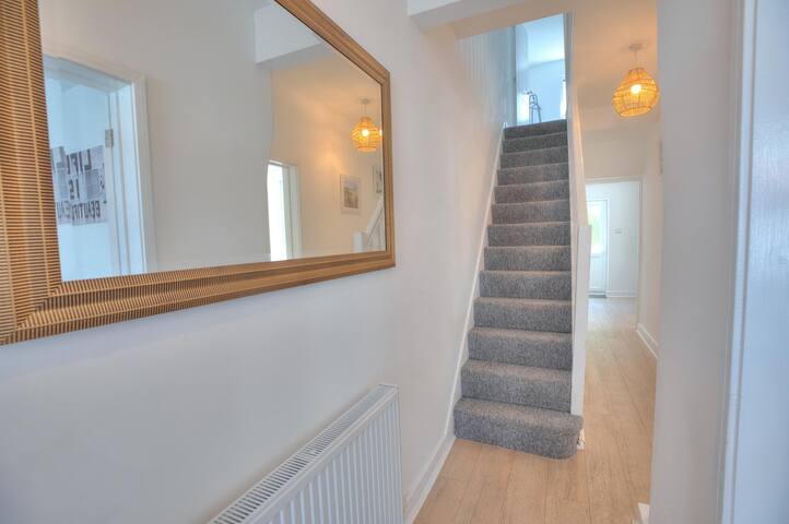 The Pearly White House-Spacious 2- 10 Sleeper. gallery image 3