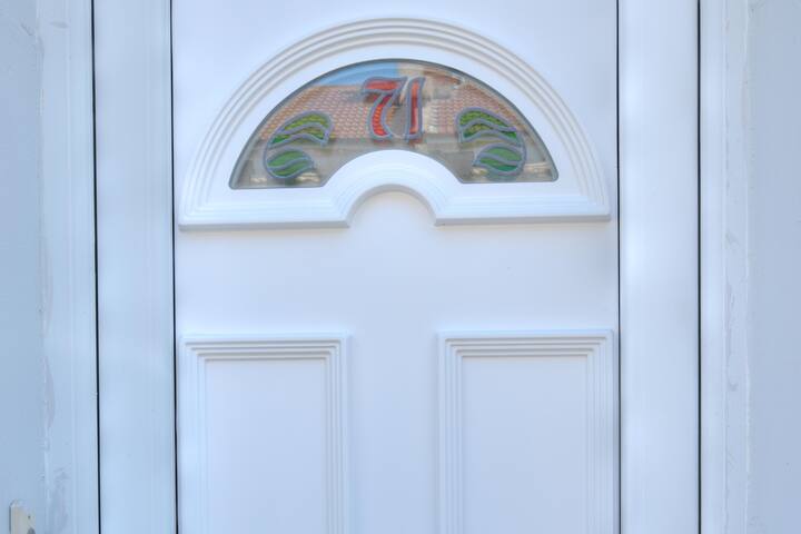 The Pearly White House-Spacious 2- 10 Sleeper. gallery image 2