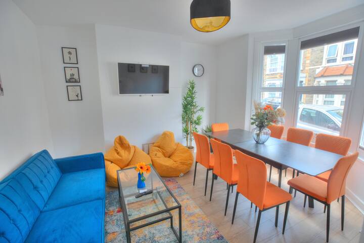 The Pearly White House-Spacious 2- 10 Sleeper.