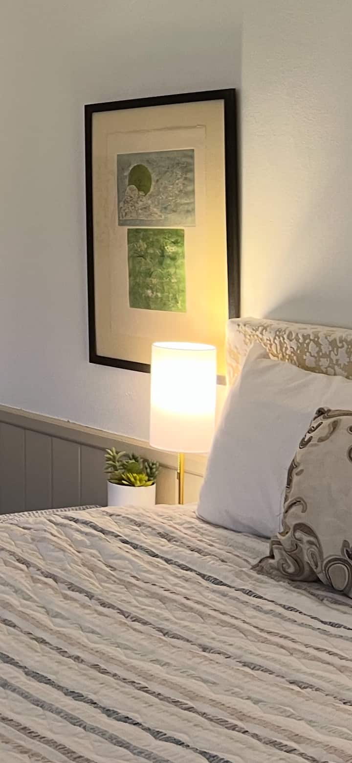 Полн кревет, ноќна масичка и ламба