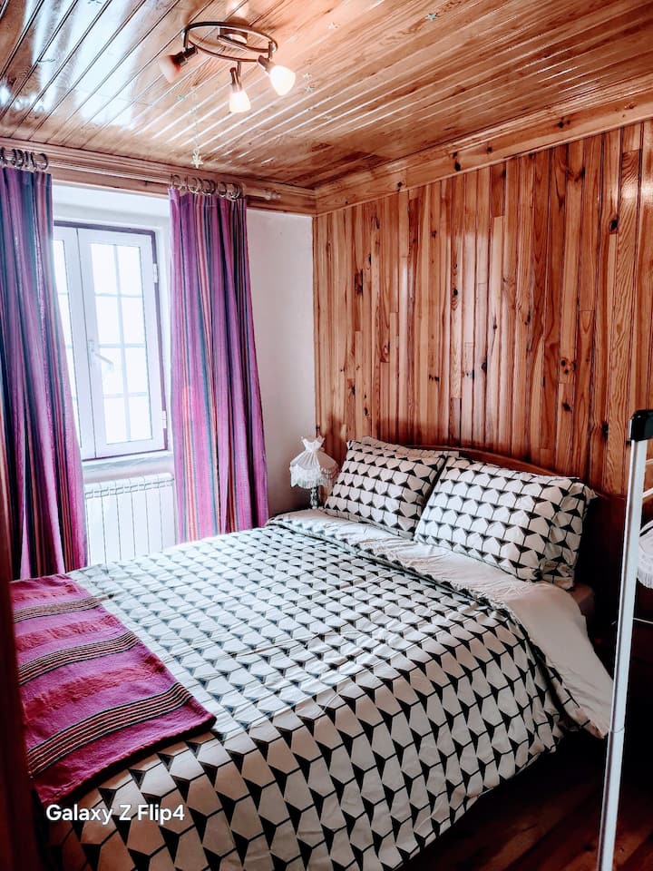 ห้องนอนที่ 1
30 ตร.ม.
เตียงควีนไซส์ 1 หลัง
ตู้ลิ้นชัก 1 ตู้พร้อมลิ้นชัก 5 ลิ้นชัก
2 โต๊ะข้างเตียง
1 รถม้า 