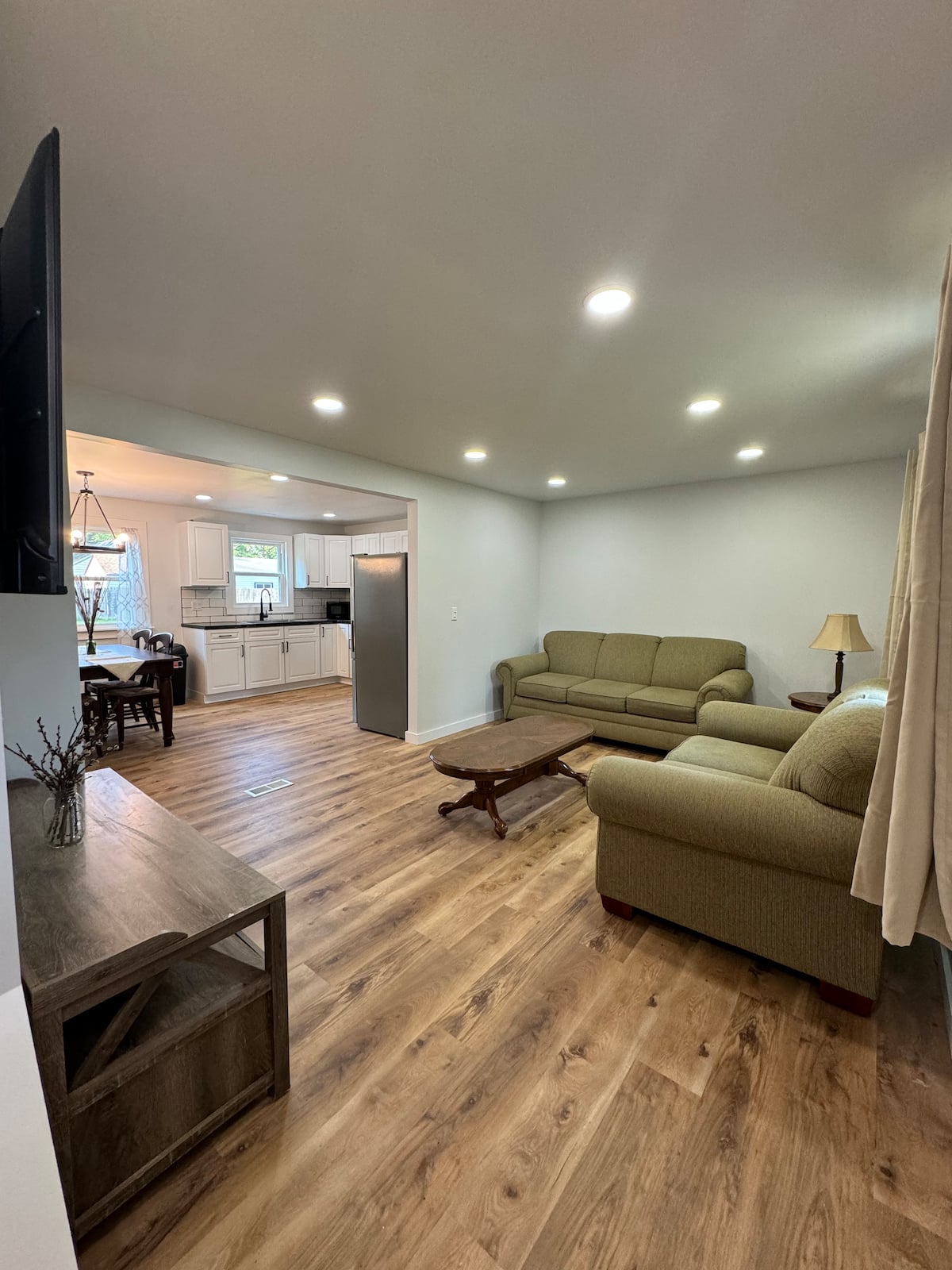West Seneca 4 Bed House, Utilities Included, furnished house in West Seneca, NY