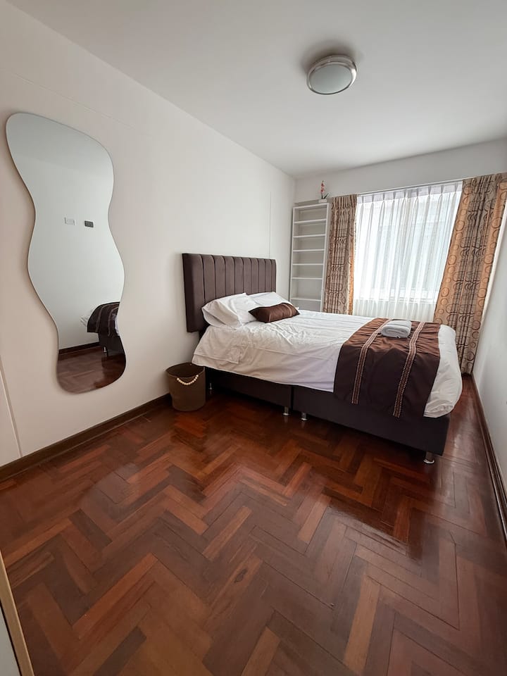 Habitación amplia y luminosa, cama doble, almohadas viscoelásticas. Dispón de un espejo de cuerpo entero, cesto para ropa y detalles pensados para tu comodidad.