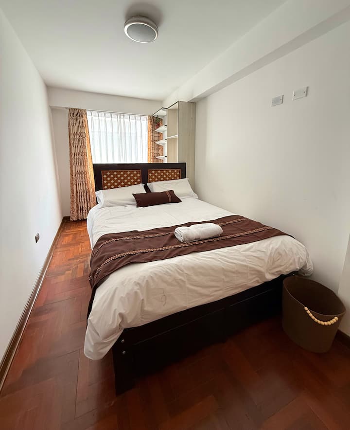 Habitación amplia y luminosa, cama doble, almohadas viscoelásticas perfecto para relajarse y garantizar el descanso y confort de cada huésped. Dispone de un espejo de cuerpo entero, cesto para ropa y detalles pensados para tu comodidad.