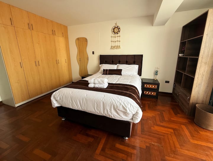 Disfruta de una habitación amplia y luminosa, cama doble, almohadas viscoelásticas perfecto para relajarse y garantizar el descanso y confort. Dispón de un TV 55" moderno, espejo, cesto para ropa y detalles pensados para tu comodidad. ⭐