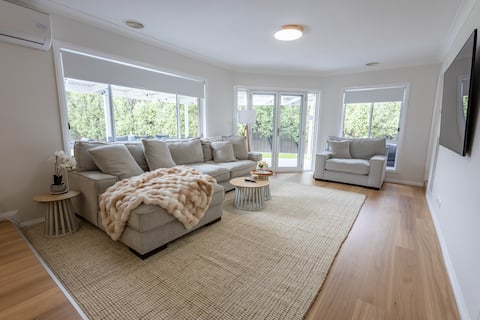 Successful Airbnb property: Spacious • Thoughtfully Equipped • 10 mins to CBD in Wagga Wagga City Council